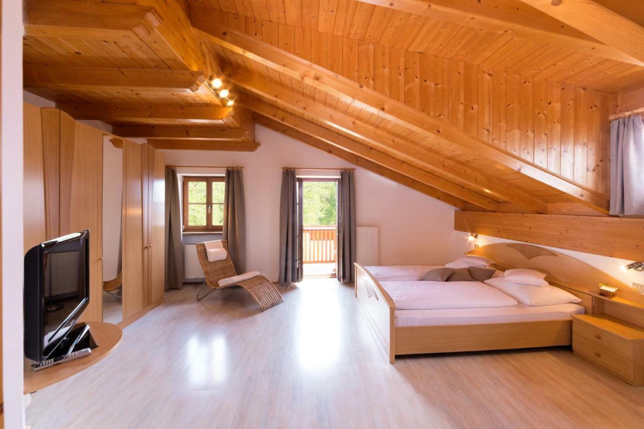 Engadiner Apartments & Wines Монтанья Экстерьер фото