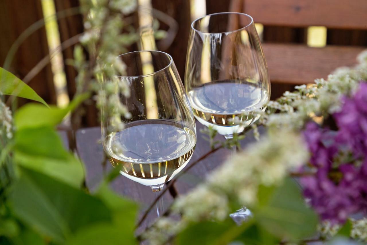 Engadiner Apartments & Wines Монтанья Экстерьер фото