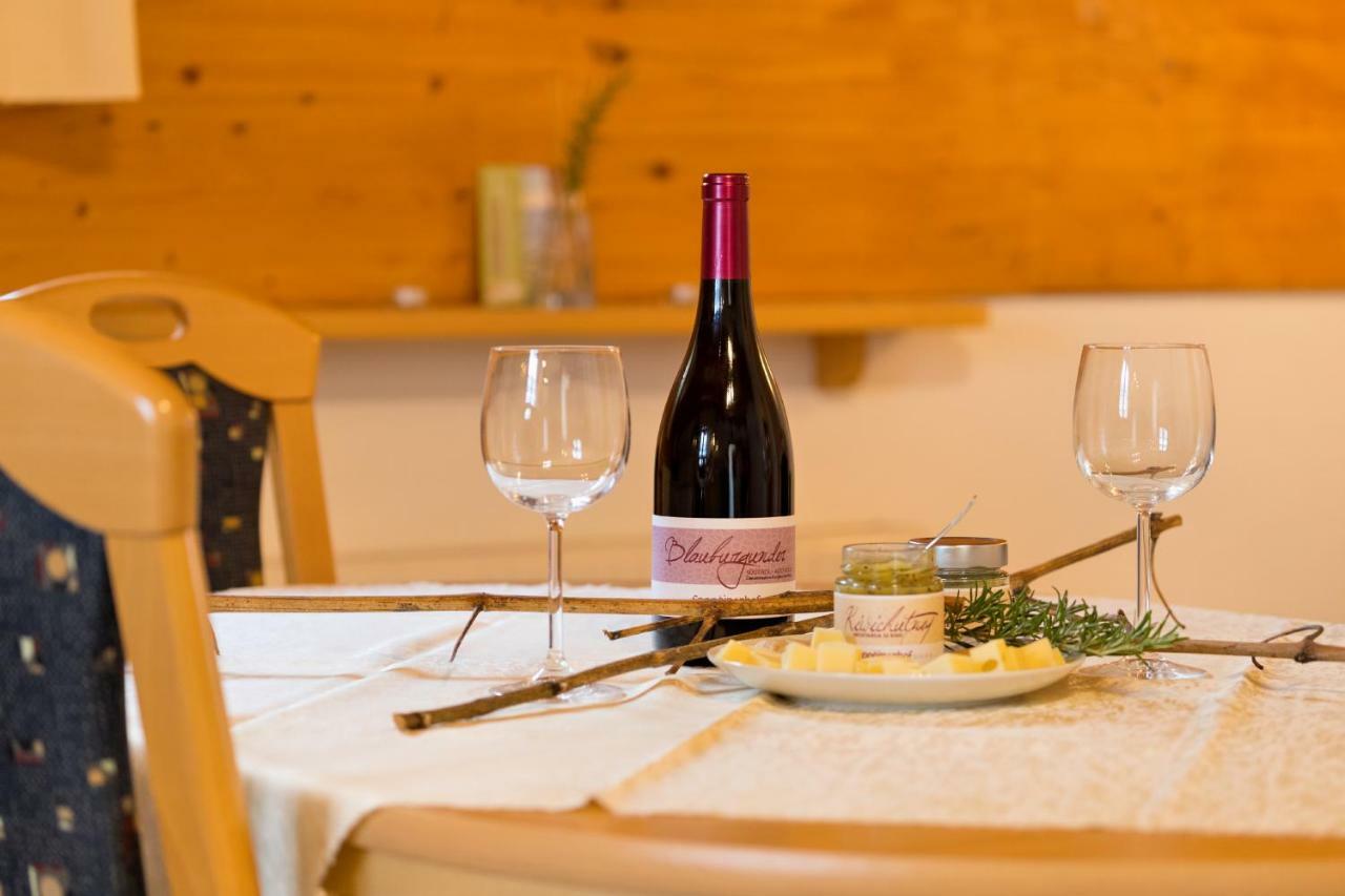 Engadiner Apartments & Wines Монтанья Экстерьер фото