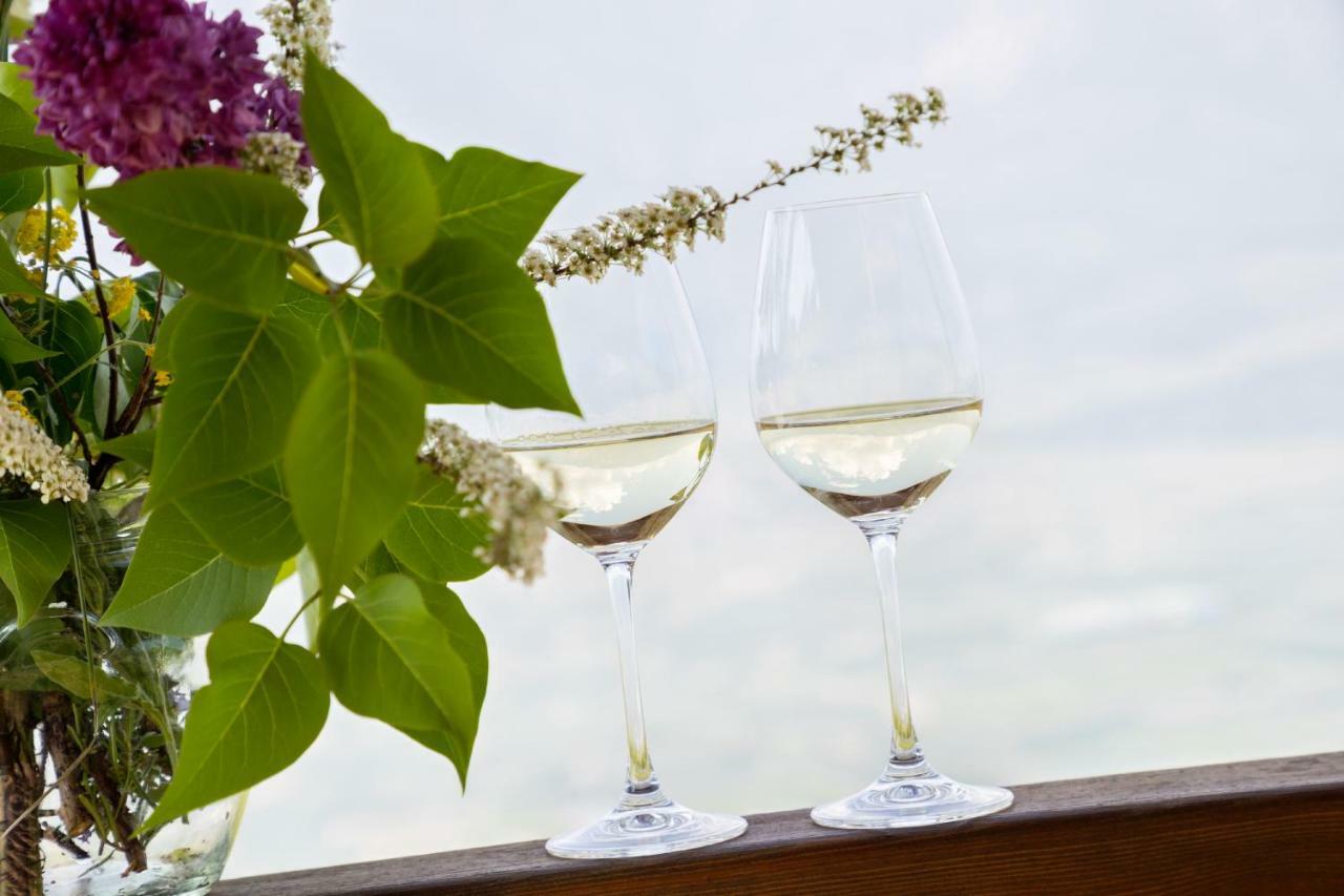 Engadiner Apartments & Wines Монтанья Экстерьер фото